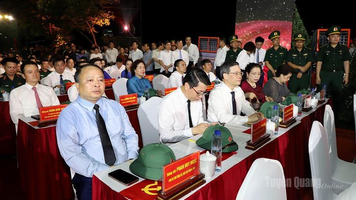 Các đồng chí Thường trực Tỉnh ủy và các đại biểu dự tại điểm cầu truyền hình trực tiếp xã Thanh Thủy.