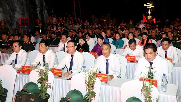 Các đồng chí Ủy viên Ban Thường vụ Tỉnh ủy dự tại điểm cầu truyền hình trực tiếp xã Thanh Thủy.