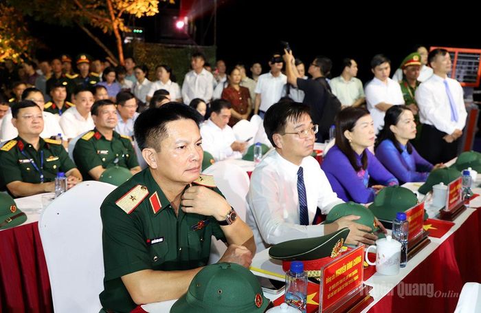 Các đồng chí Ủy viên Ban Thường vụ Tỉnh ủy dự tại điểm cầu truyền hình trực tiếp xã Thanh Thủy.