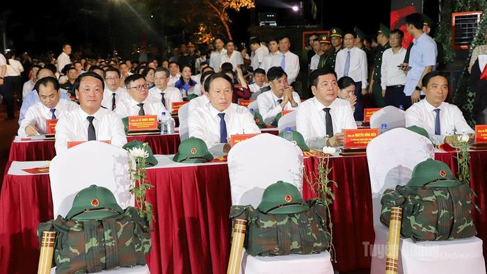 Các đồng chí lãnh đạo Trung ương và tỉnh Tuyên Quang dự cầu truyền hình “Sao sáng dẫn đường” tri ân các Anh hùng liệt sĩ tại xã Thanh Thủy.