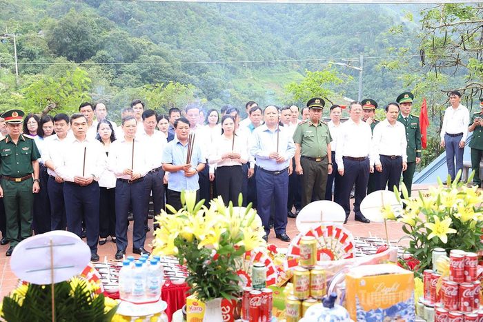 Các đồng chí lãnh đạo tỉnh dâng hương tại Đền thờ các Anh hùng liệt sĩ.