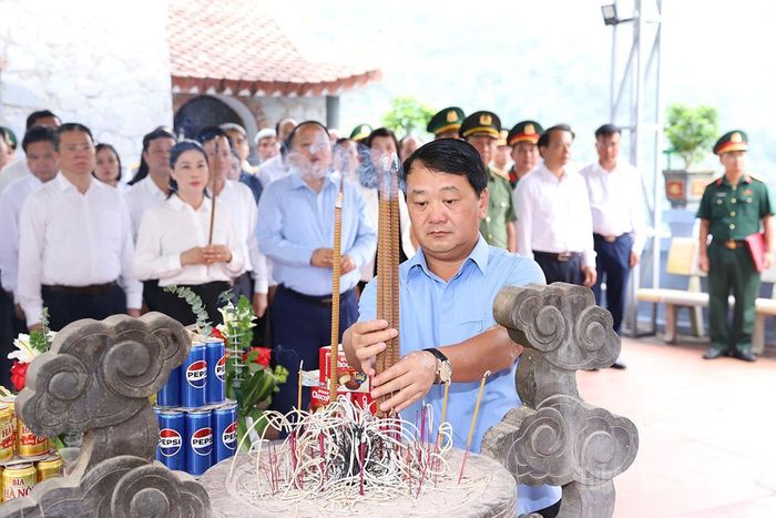 Bí thư Tỉnh ủy Hầu A Lềnh dâng hương trước Nhà bia tưởng niệm các Anh hùng liệt sĩ.
