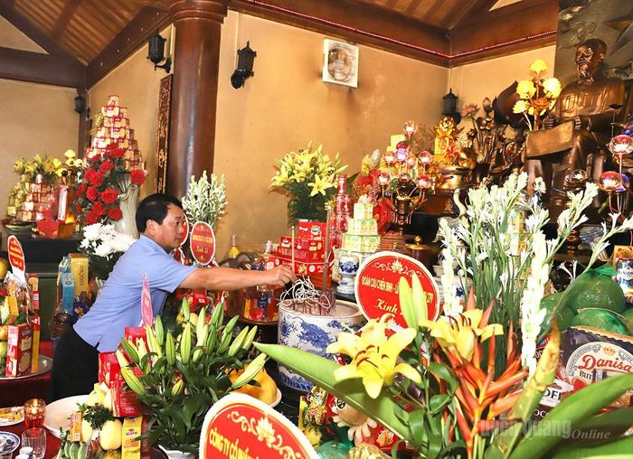 Bí thư Tỉnh ủy Hầu A Lềnh dâng hương ban thờ Chủ tịch Hồ Chí Minh trong Đền thờ các Anh hùng liệt sĩ.