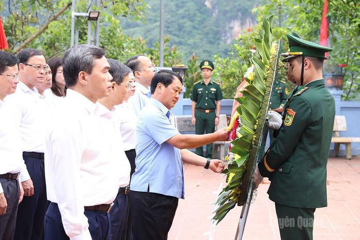 Bí thư Tỉnh ủy Hầu A Lềnh chỉnh hoa trước khi dâng lên các Anh hùng liệt sĩ.