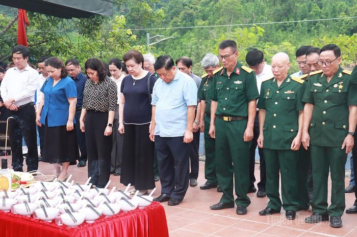 Các đại biểu dành phút mặc niệm tưởng nhớ các Anh hùng liệt sĩ.