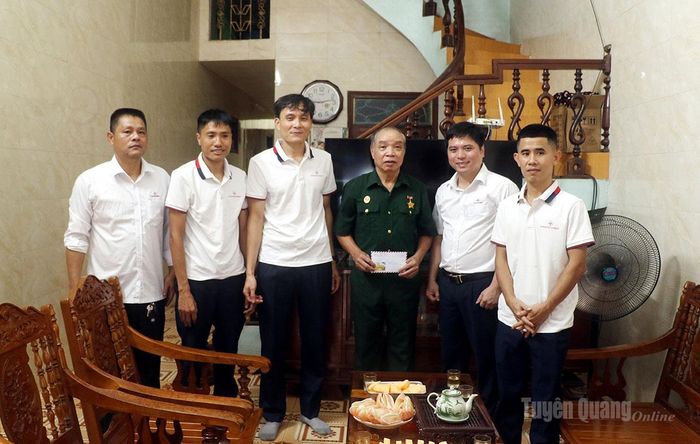 Lãnh đạo nhà máy Thủy điện Nậm Má thăm hỏi, tặng quà cho ông Hà Công Đoàn, người có công với cách mạng, tổ 3, xã Vị Xuyên.
