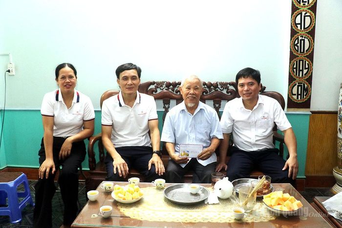 Lãnh đạo nhà máy Thủy điện Nậm Má tặng quà cho ông Đỗ Hạnh Phúc, người có công với cách mạng, tổ 1, xã Vị Xuyên.