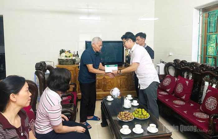 Lãnh đạo Chi nhánh Ngân hàng Chính sách xã hội tỉnh thăm hỏi, tặng quà cho các gia đình chính sách là thân nhân đoàn viên Công đoàn, người lao động của cơ quan.