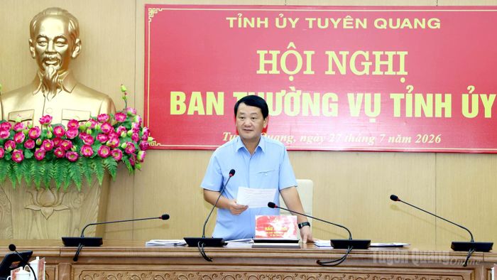 Bí thư Tỉnh ủy Hầu A Lềnh phát biểu tại hội nghị.