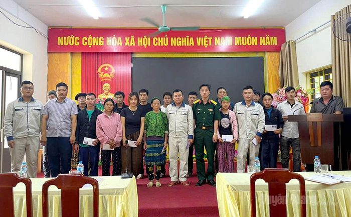 Lãnh đạo Công ty Miền Tây trao quà cho các thương, bệnh binh, cựu chiến binh, thân nhân liệt sĩ và các gia đình chính sách trên địa bàn xã Đường Thượng.