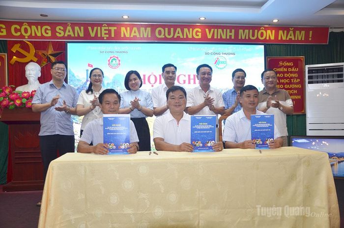 Các doanh nghiệp, HTX ký kết tiêu thụ sản phẩm tại hội nghị.
