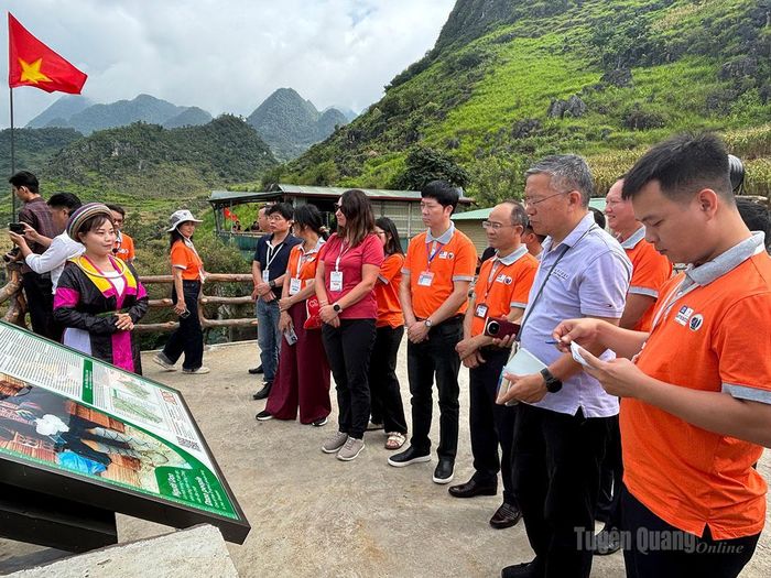 Đoàn chuyên gia UNESCO khảo sát thực địa tại điểm di sản Cua Chữ M, xã Lũng Phìn.