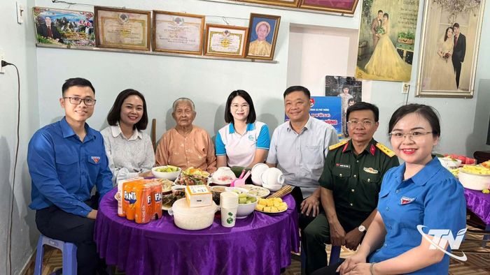 Bữa cơm nghĩa tình được Đoàn Thanh niên, Hội Liên hiệp Phụ nữ xã Phủ Thông phối hợp với Viettel Thái Nguyên tổ chức tại nhà Mẹ Việt Nam Anh hùng Ngô Thị Nhường.