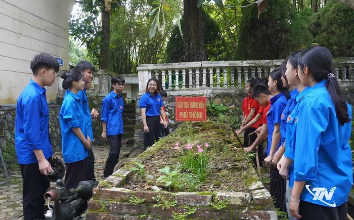Học sinh địa phương thường xuyên được tìm hiểu lịch sử tại Di tích Đồn Phủ Thông.