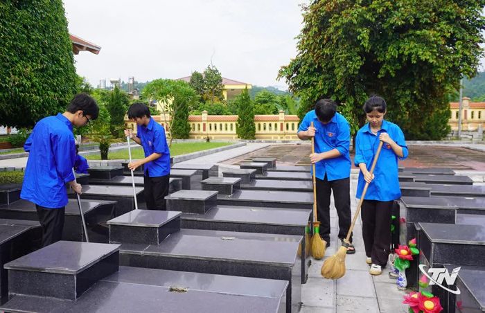Đoàn viên thanh niên xã Phủ Thông tham gia vệ sinh, chăm sóc cảnh quan nghĩa trang liệt sĩ, thể hiện đạo lý “Uống nước nhớ nguồn”.