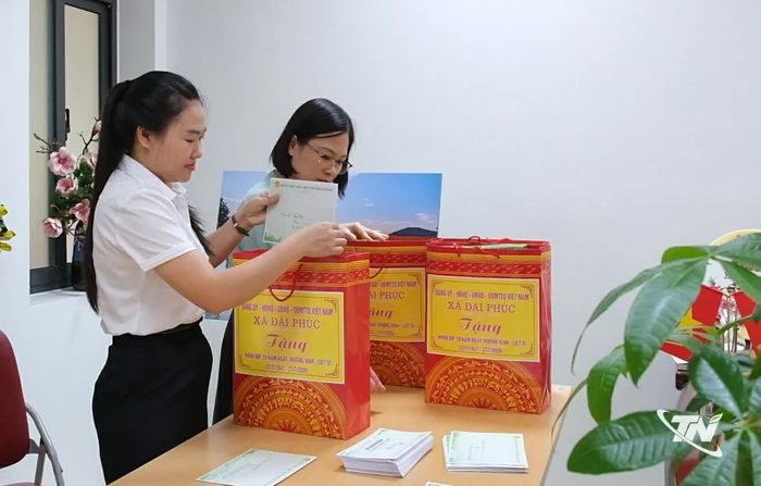 Cán bộ xã Đại Phúc chuẩn bị thư tri ân và quà tặng người có công.