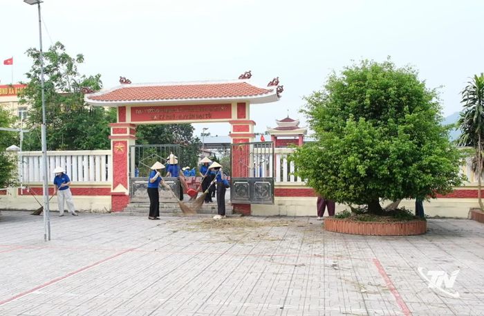 Đoàn Thanh niên xã Vạn Phú dọn dẹp Nghĩa trang Liệt sĩ.