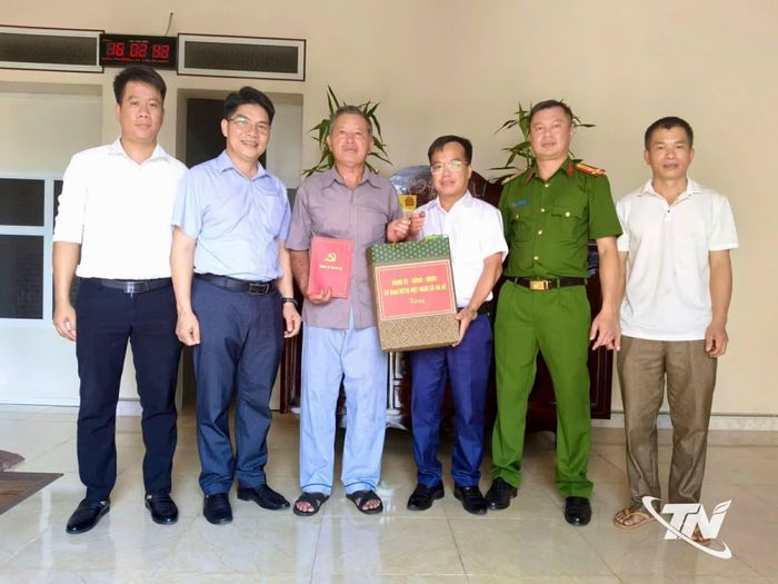 Lãnh đạo xã Ba Bể đến thăm, tặng quà cho thương binh Dương Văn Kiểm, ở thôn Khang Ninh.