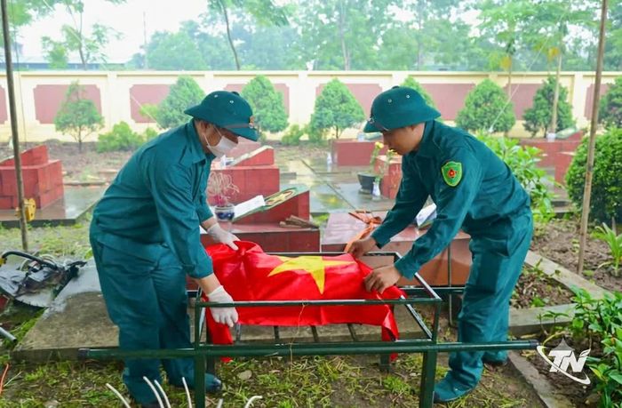 Lực lượng chức năng thực hiện quy trình lấy mẫu ADN hài cốt liệt sĩ tại Nghĩa trang Liệt sĩ Phấn Mễ, xã Phú Lương.