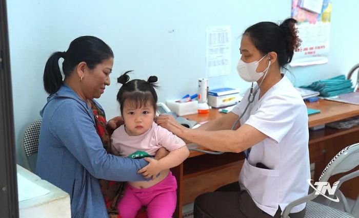 Trạm Y tế xã Tràng Xá tăng cường nhân lực cho công tác khám sức khỏe miễn phí.