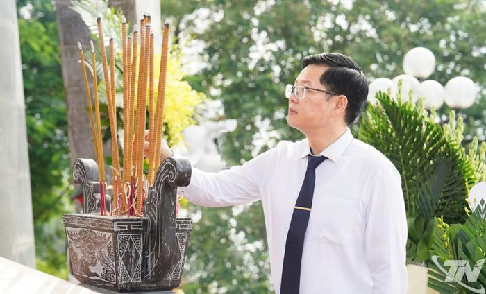 Đồng chí Đinh Quang Tuyên, Phó Bí thư Tỉnh ủy, Chủ tịch Ủy ban MTTQ Việt Nam tỉnh dâng hương.