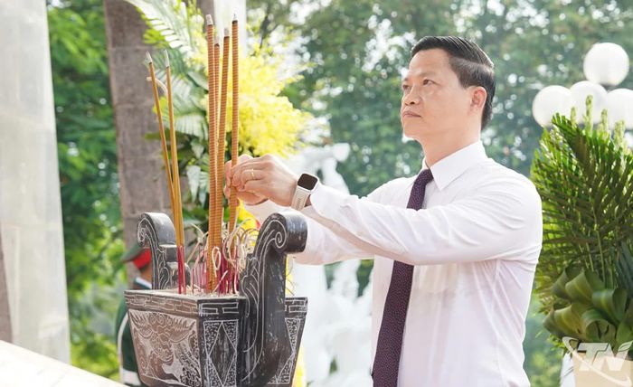 Đồng chí Vương Quốc Tuấn, Ủy viên Trung ương Đảng, Chủ tịch UBND tỉnh dâng hương tưởng niệm các Anh hùng liệt sĩ.