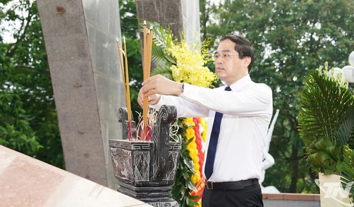 Đồng chí Trịnh Xuân Trường, Ủy viên Trung ương Đảng, Bí thư Tỉnh ủy dâng hương tưởng niệm các Anh hùng liệt sĩ.