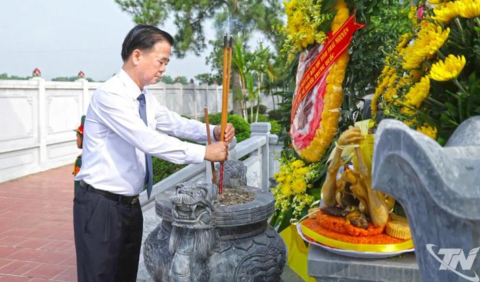 Đồng chí Đỗ Đức Công, Ủy viên Ban Thường vụ Tỉnh ủy, Phó Chủ tịch Thường trực HĐND tỉnh dâng hương tưởng nhớ các liệt sĩ.
