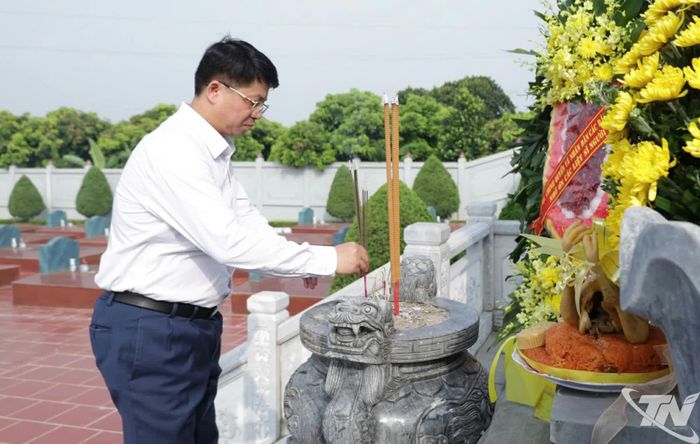 Đồng chí Nông Quang Nhất, Phó Chủ tịch UBND tỉnh thắp hương tri ân các liệt sĩ.