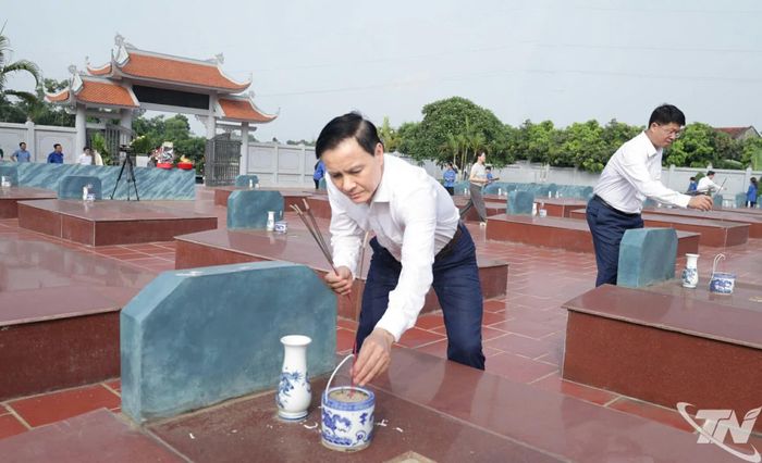 Đồng chí Vũ Duy Hoàng, Ủy viên Ban Thường vụ Tỉnh ủy, Phó Chủ tịch Thường trực Ủy ban MTTQ Việt Nam tỉnh thắp hương tại phần mộ liệt sĩ.
