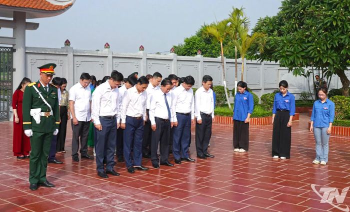Đoàn đại biểu dâng hương tại Nghĩa trang Liệt sĩ quân tình nguyện người Trung Quốc ở phường Linh Sơn.