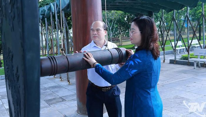  Các đồng chí lãnh đạo tỉnh thỉnh chuông, thỉnh khánh tại Di tích. 