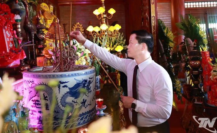  Đồng chí Chủ tịch UBND tỉnh Vương Quốc Tuấn dâng hương tưởng nhớ các Anh hùng liệt sĩ. 