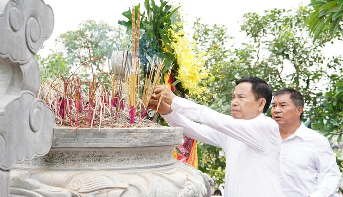  Các đồng chí nguyên lãnh đạo tỉnh Thái Nguyên dâng hương tri ân các liệt sĩ. 