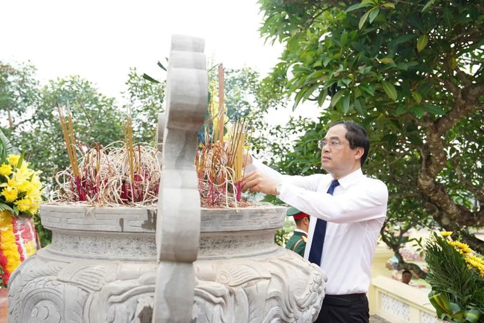  Đồng chí Bí thư Tỉnh ủy chỉnh hoa và dâng hương. 