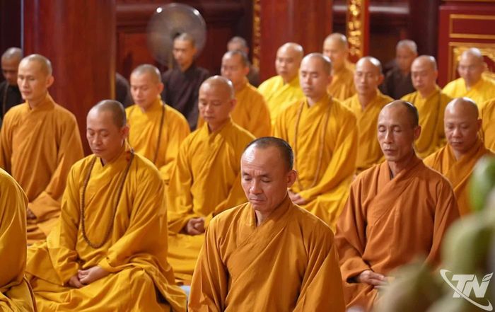 Chư Tăng chùa Phù Liễn trang nghiêm tĩnh tọa trước thời khắc cử hành nghi lễ thỉnh chuông.