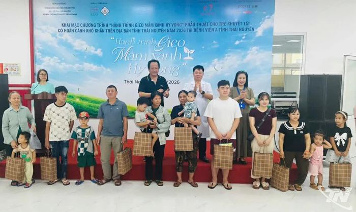 Trên 300 suất quà đã được trao cho trẻ em có hoàn cảnh khó khăn tham gia chương trình.