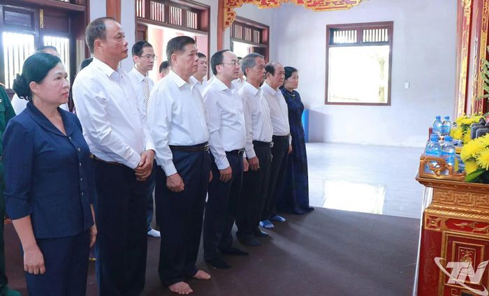 Các đại biểu kính cẩn trước anh linh Chủ tịch Hồ Chí Minh.