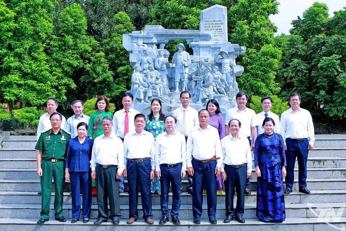 Các đại biểu chụp ảnh lưu niệm tại Khu di tích lịch sử Nà Tu, xã Cẩm Giàng.