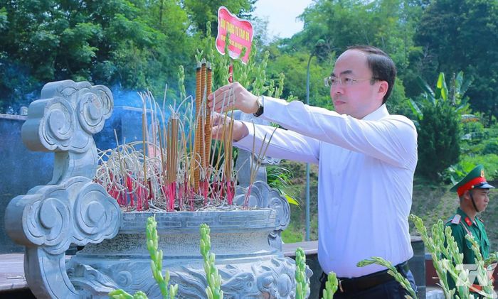 Đồng chí Nguyễn Đăng Bình dâng hương tưởng niệm các Anh hùng liệt sĩ tại Nghĩa trang Liệt sĩ Bắc Kạn.