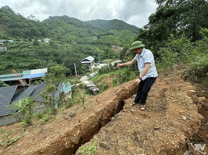 Do mưa lớn, một điểm phía trên ta-luy bị nứt và tụt đất nguy cơ sạt lở ảnh hưởng đến 12 hộ dân thôn Pác Nặm, xã Bằng Thành. Ảnh T.L