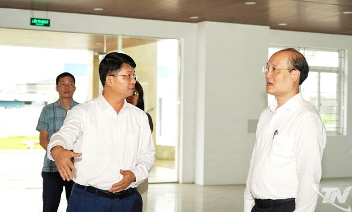 Đồng chí Phó Chủ tịch UBND tỉnh yêu cầu chủ đầu tư và các đơn vị thi công đẩy nhanh tiến độ, phấn đấu hoàn thành Dự án trước ngày 2-9.