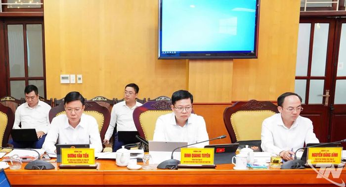 Các đồng chí Thường trực Tỉnh ủy và đại biểu dự Hội nghị.