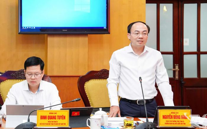 Đồng chí Nguyễn Đăng Bình, Phó Bí thư Thường trực Tỉnh ủy, Trưởng Đoàn đại biểu Quốc hội tỉnh, phát biểu tại Hội nghị.