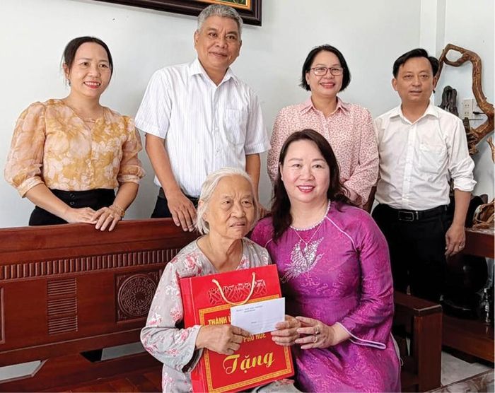 UVTV Thành ủy, Phó Chủ tịch Thường trực Ủy ban MTTQ Việt Nam TP. Huế Nguyễn Thị Ái Vân thăm, tặng quà Mẹ VNAH Nguyễn Thị Thanh Xuân ở phường Kim Long. Ảnh: Thái Bình 