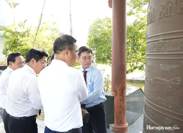Lãnh đạo thành phố thỉnh chuông tại tháp chuông Hòa Bình cầu nguyện quốc thái dân an.