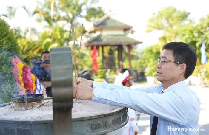 Đồng chí Nguyễn Đình Trung, UVTW Đảng, Bí thư Thành ủy, Trưởng đoàn ĐBQH thành phố dâng hương tri ân các Anh hùng liệt sĩ