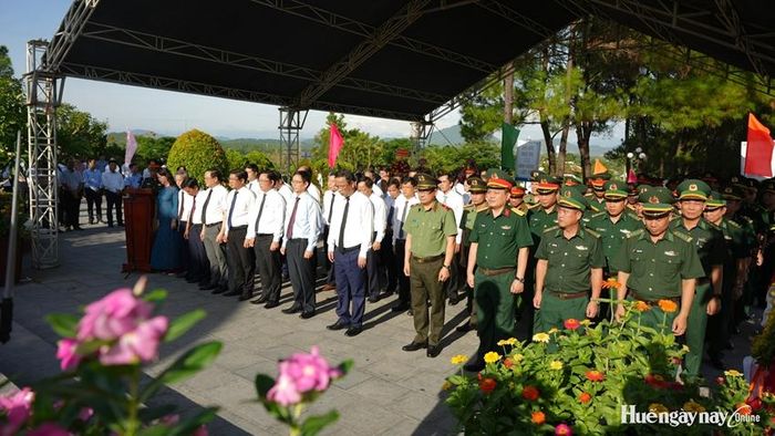 Các đại biểu dành một phút mặc niệm tưởng nhớ các Anh hùng liệt sĩ