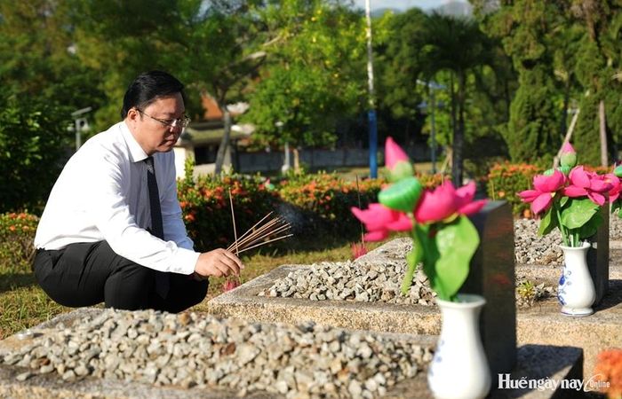 Phó Bí thư Thành ủy, Chủ tịch UBND thành phố Lê Trí Thanh thắp hương tại các phần mộ liệt sĩ