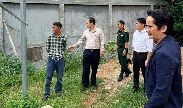 Bí thư Đảng ủy xã A Lưới 2 (thứ hai từ trái sang) cùng đội ngũ khảo sát thực địa tại các hộ dân khó khăn.